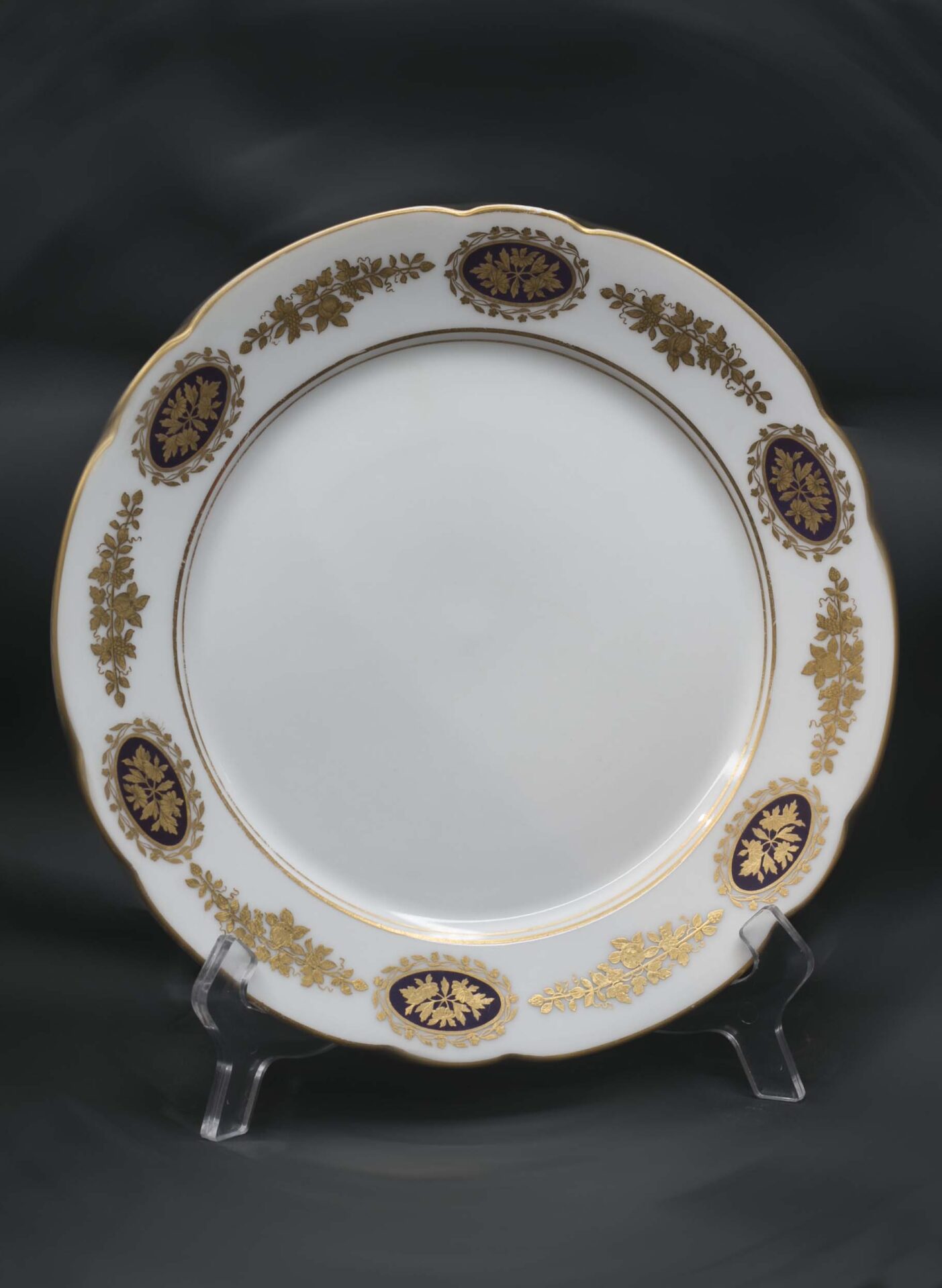 Тарелка из фарфора в росписи золотом, XIX век